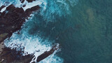 Fototapeta Fototapety z morzem do Twojej sypialni - Ujęcie oceanu i fal z góry, piękne naturalne niebieskie tło.