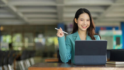 Beautiful asian young business woman working in the office