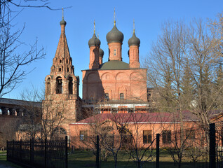 Wall Mural - Cathedral of Assumption of Blessed Virgin Mary (17th century) and Bell tower, Krutitsy Patriarchal Metochion  (13th century), Moscow, Russia