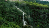 Piękny wodospad pośród krajobrazu zielonych gór.