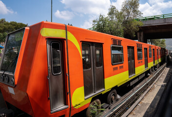 Metro de la Ciudad de México saliendo de terminal en Indios Verdes