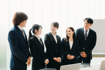 Poster - 会議室にいる男女（話す）
