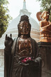 Piękny posąg Buddy w świątynnym ogrodzenie.