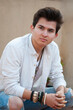 © X A N A R O N U K - HOMBRE JOVEN DE ORIGEN LATINO CON ROPA INFORMAL Y CASUAL