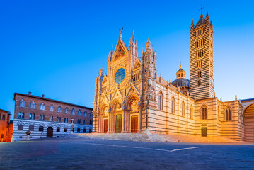 Fototapete - Siena, Italy - Duomo di Siena morning twilight
