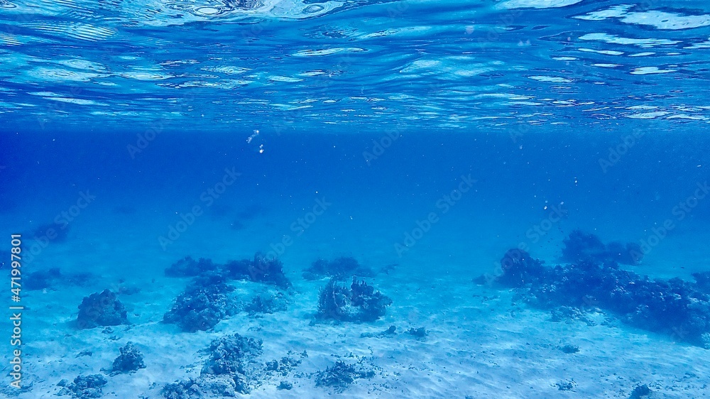 沖縄県の阿嘉島の珊瑚礁や海底の砂が綺麗な海の風景 Stock Photo