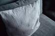 gemütliches Sofa mit Kissen, gemustert, grau