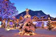 Alpen, Weihnachten in Altstadt mit Weihnachtsbaum, Lichter, Schnee am Abend