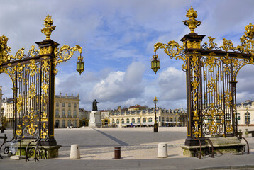 Sur la place Stanislas et ses grilles à Nancy (54000), département de la Meurthe-et-Moselle en région Grand Est, France