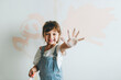 © Rawpixel.com - Cheerful girl showing her painted hand