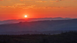 Fototapeta Na ścianę - Wschód słońca nad Pieninami i Trzema Koronami widziany z Gęsiej Szyi