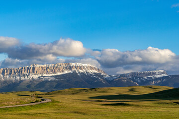 Canvas Print - Sun River Road and Castle Reef along the Rocky Mountain Front near Augusta, Montana, USA