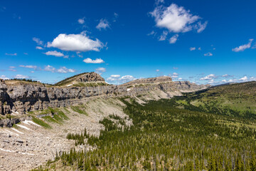 Canvas Print - Looking north along the Chinese Wall in the Bob Marshall Wilderness, Montana, USA