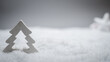 Skromna, minimalistyczna karta świąteczna, choinka, śnieg na szarym tle.