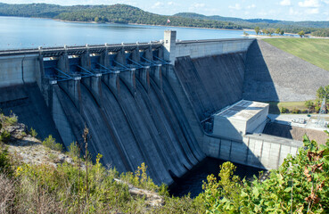 Scenic view of Beaver Lake dam