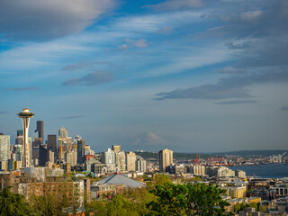 Canvas Print - Usa, Washington State, Seattle, Space Needle and downtown skyline and Mount Rainier viewed from Queen Anne neighborhood