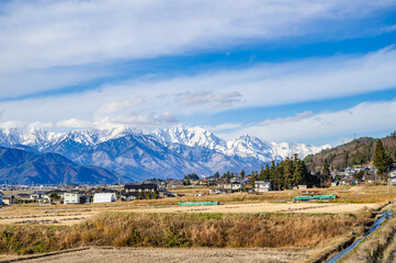 Wall Mural - 冬の雪山と田園風景　池田町