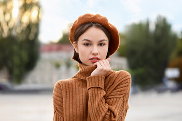 Canvas Print - Portrait of elegant woman in beret hat on city street