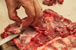Przygotowywanie i dzielenie surowego wieprzowego mięsa domowym sposobem w kuchni