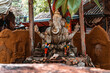 Posąg Ganeshy, hinduskie bóstwo w świątynnym ogrodzie.