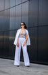 © Виктория Дубровская - fashionable girl in a white suit walks around the city