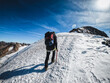 Bergsteiger steigt über Gletscher nach oben, Similaun