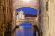 Die Verbindung vom Dogenpalst zum neuen Gefängnis, die Seufzerbrücke (Il ponte dei Sospiri), Venedig