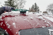 Oczyszczanie dachu auta z zalegającego śniegu 