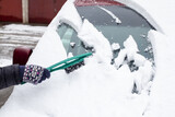 Fototapeta  - Zimowe odśnieżenie pojazdu obowiązkiem każdego kierowcy przed ruszeniem w drogę