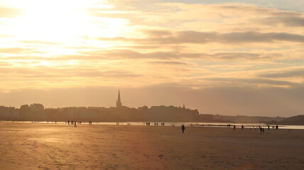 Wall Mural - Paysage de coucher de soleil sur la grande plage du Sillon à Saint-Malo en Bretagne, à marée basse (France)