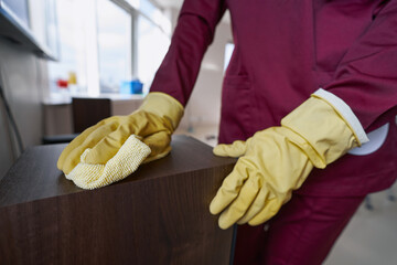 Wall Mural - Housecleaner in rubber gloves dusting speaker box