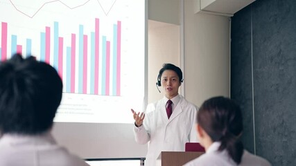 Poster - 講義する白衣の男性　学会　カンファレンス