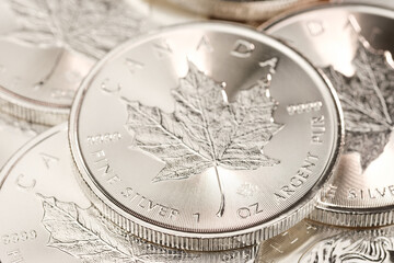 Wall Mural - Mehrere glänzende Silber-Unzen / Münzen Leaf FINE SILVER 9999 - Canadian Silver Maple Leaf Coin - Edelmetall