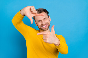 Poster - Photo portrait of man taking photo showing cadre frame isolated on vibrant blue color background