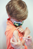 Fototapeta  - Chłopiec przyjmujący szczepionkę przeciwko Covid