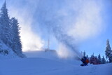 Fototapeta  - naśnieżanie stoków narciarskich, góra Skrzyczne, zima, śnieg, mróz, Szczyrk, 