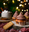 Pomarańczowo czekoladowe muffinki z kremem, krem czekoladowy, słodki deser, babeczki z bitą śmietaną, świąteczne wypieki, święta, filiżanka z kawą