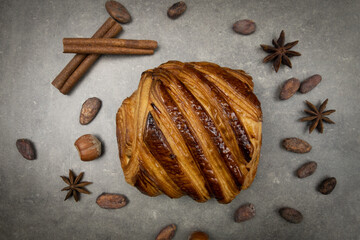 Wall Mural - pain au chocolat en gros plan sur un fond gris	