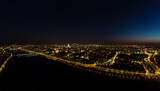 Fototapeta Miasto - Warszawa nocą rozświetlona przez uliczne latarnie, nocny krajobraz z lotu ptaka