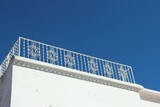 Fototapeta Na sufit - biały balkon w tle niebieskie niebo
