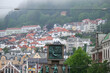 Das bekannte Innenstadtpanorama der norwegischen Stadt Bergen vom Platz Torgallmenningen mit dem Seemannsdenkmal aus bei typisch grauem Himmel, selektiver Fokus