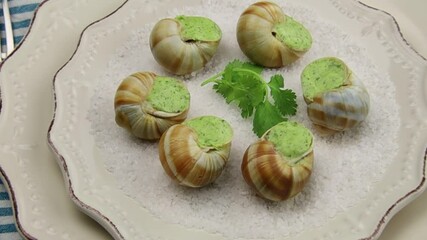 Wall Mural - escargots frais au four avec du persil et du beurre à l'ail sur une assiette