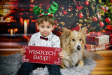 Fototapeta Do akwarium - Wesołych świąt chłopiec i pies 