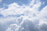 Fototapeta Na sufit - Chmury na błękitnym niebie