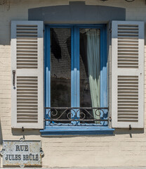 Poster - Fenêtre et plaque de rue à Saint-Valéry-sur-Somme, Somme, France