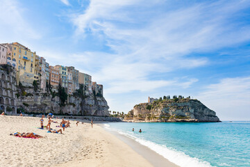 Der Strand Spiagga della Rotonda mit badenden Menschen, im Hintergrund Santa Maria dell Isola in Tropea