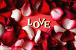 © fotolowkey - Miłość i płatki róż, kompozycja na Walentynki i z serca. Pierwsza randka i życzenia dla bliskiej osoby, dla niej, dla niego. kartka, prezent.