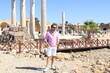 Mężczyzna na wakacjach podczas zwiedzania starożytnych ruin. 