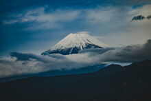 威厳ある冬の富士山