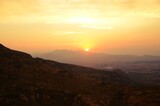 Fototapeta Niebo - Atardecer o puesta de sol arriba de una montaña